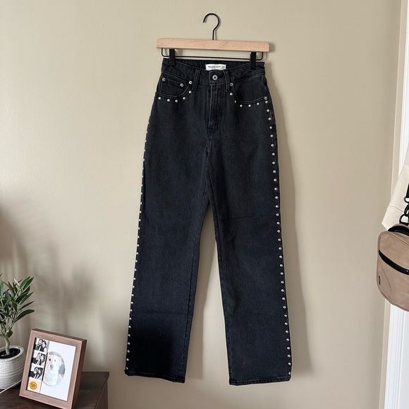 Abercrombie & Fitch High Rise 90s Relaxed Studded Jean in Black - Picture 4 of 8
